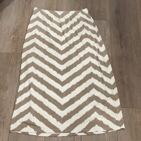 Chico's Easywear Tan White Pull On Chevron Maxi Skirt Casual Size 1/Medium - Picture 1 of 5